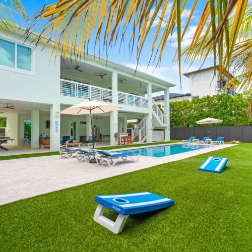 Tropical games meet backyard bliss in this open oasis. Between cornhole tosses and refreshing swims, every corner invites fun and ease. Surrounded by palms and blue skies, it’s the kind of space that keeps vacation energy flowing all day.