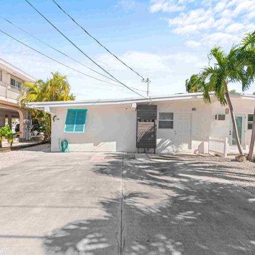Magine waking up surrounded by swaying palm trees and a bright blue sky. This airbnb is more than just a stay; it's your gateway to relaxation and adventure in a vibrant neighborhood.