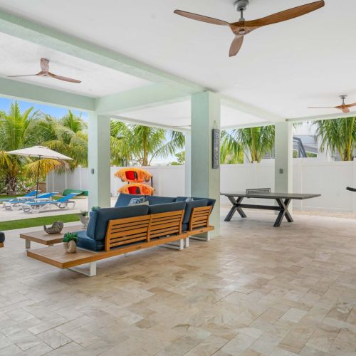 Relax and recharge in this open-air lounge built for easy island living. Watch the game from the sofa, play a round of ping pong, or grab the bikes for a scenic ride through marathon, everything here invites connection and calm.