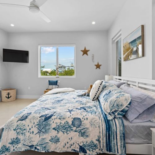 Sink into a cloud-like mattress and drift off into a peaceful slumber in the lovely bedroom.