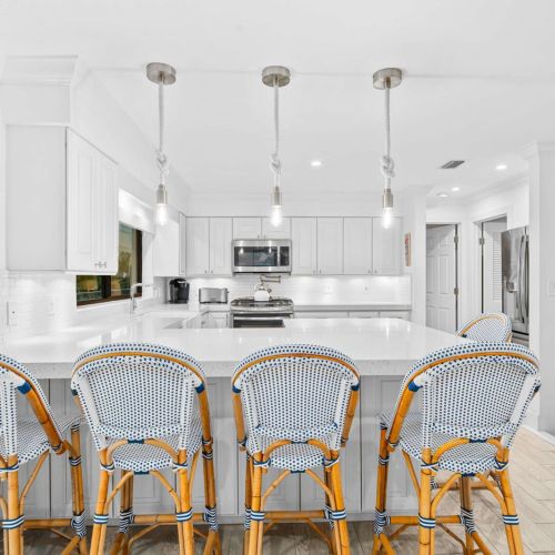 Breakfast bar for five with a bright, fully stocked kitchen just steps away.