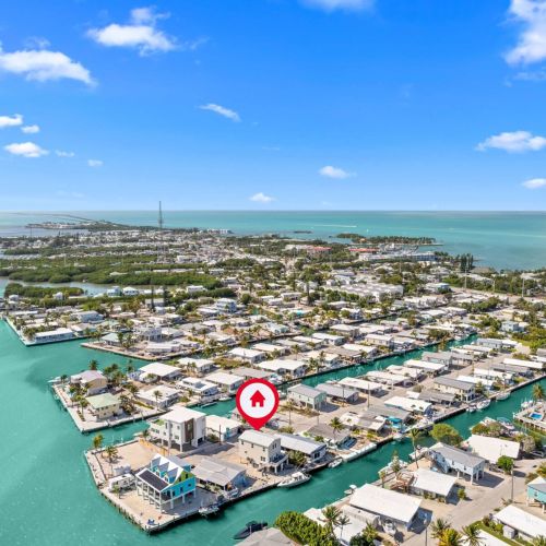 Revel in stunning vistas of turquoise waters and vibrant marina life!