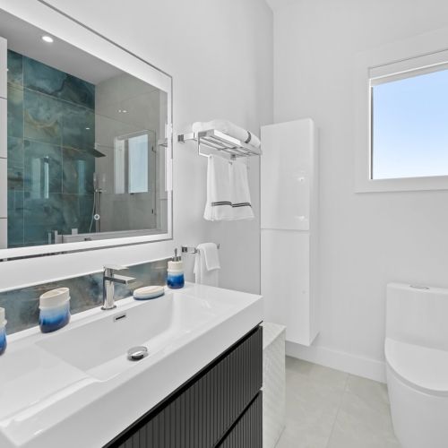 Experience pure relaxation in our elegant and tranquil bathroom.