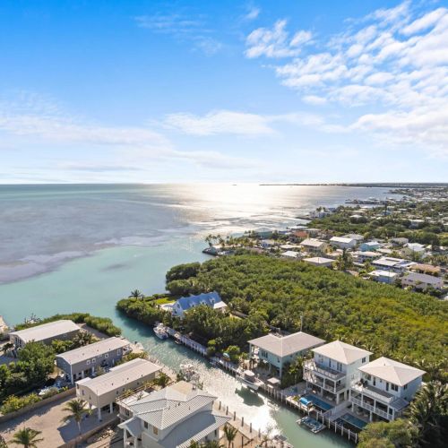 Enjoy sun-soaked days and breathtaking sunsets right at your doorstep. Dive into the perfect getaway and make unforgettable memories by the shore. Your seaside adventure awaits!