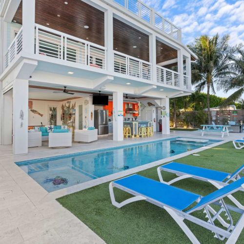 Take a dip in your own private paradise! Our outdoor swimming pool is the perfect spot for sunbathing, relaxing, or just enjoying some quality time with friends.