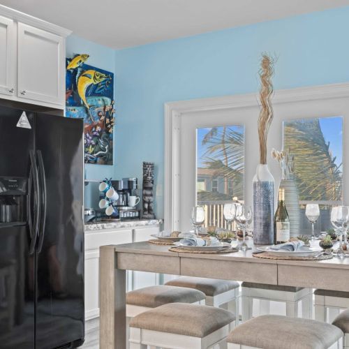 Brighten your meals with a splash of tropical flair and stunning natural views!