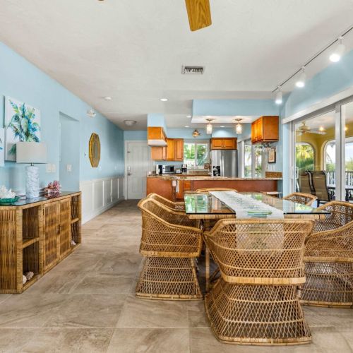 From breakfast to sundowners, this space keeps the good times flowing.