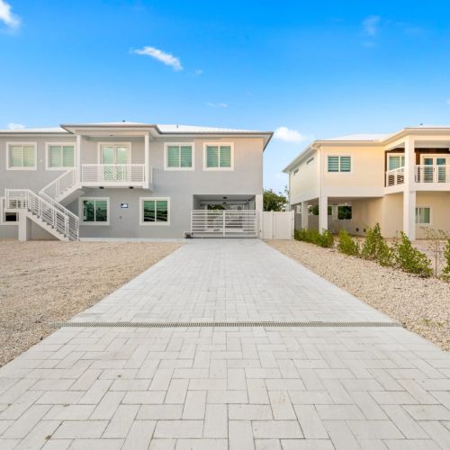 As you can see, there's plenty of parking space in the driveway.