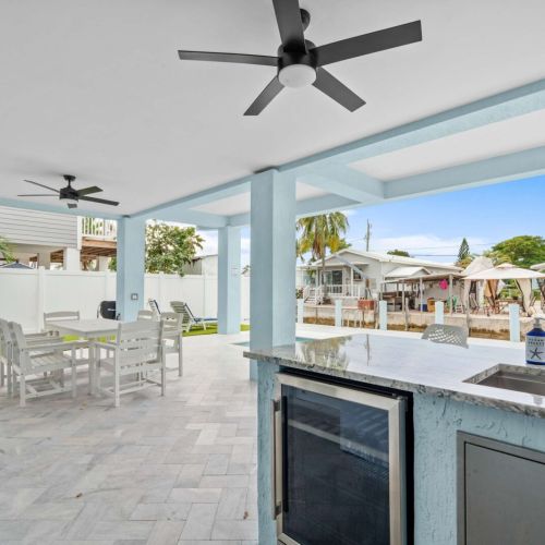 Afternoons flow easy here. Pour a drink at the outdoor bar, keep snacks cool in the mini fridge, and stay shaded while watching the canal shimmer in the background. It’s that perfect mix of comfort and open-air calm that makes every moment feel like