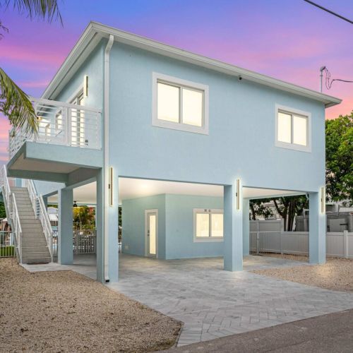 Evenings settle softly at azul paradise. The pastel glow of sunset hits the sky, the soft light from the home spills onto the drive, and the day slows down to an easy coastal rhythm before night takes over.