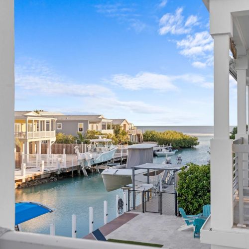 Enjoy sunny days by the pool and unwind in style. With stunning views and cozy spaces, it's the perfect getaway for your next vacation. Book your escape today and make unforgettable memories!