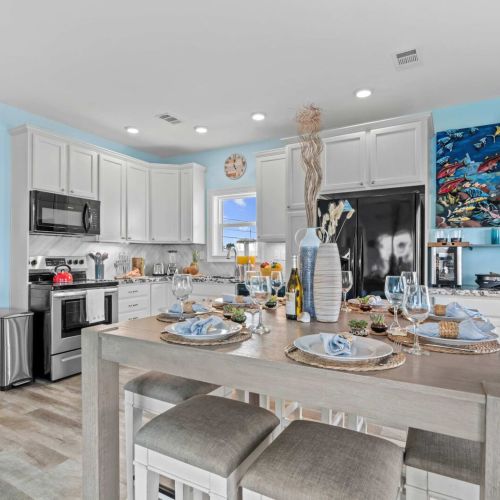 Bright and modern kitchen perfect for whipping up tropical treats and family feasts!