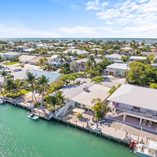 With stunning views of the azure waters and picturesque buildings, every moment here promises relaxation and adventure. Perfect for your next getaway—where nature meets comfort! Book your stay today.