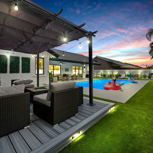 The fairy tale string lights make the evening even more dreamy.