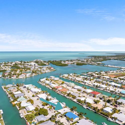 Explore vibrant neighborhoods, relax by the shore, or take in breathtaking aerial sights. Your urban adventure awaits – book your stay today!