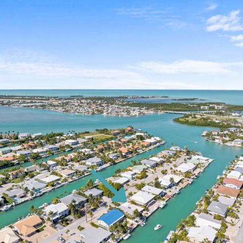 This stunning airbnb offers an aerial view of the urban landscape that will leave you in awe. Dive into comfort and style, all while surrounded by nature's beauty. Book your stay for a unique adventure!