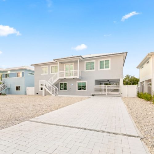 As you can see, there's plenty of parking space in the driveway.