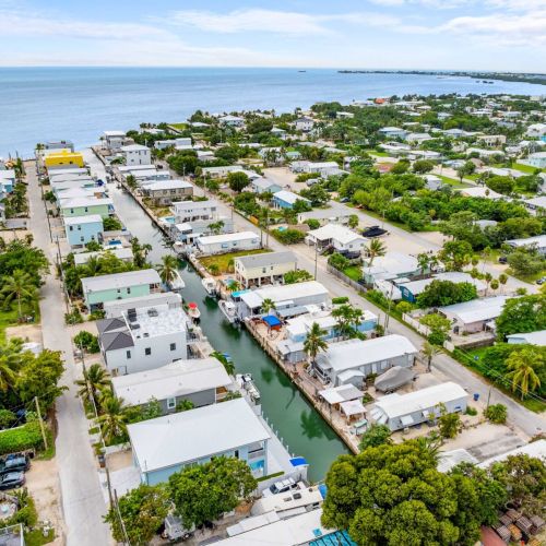 Azul paradise from above, the heart of the middle keys captured in one frame. You can see how perfectly it sits on its canal, just minutes from open water, surrounded by lush island greenery and that classic marathon neighborhood layout.