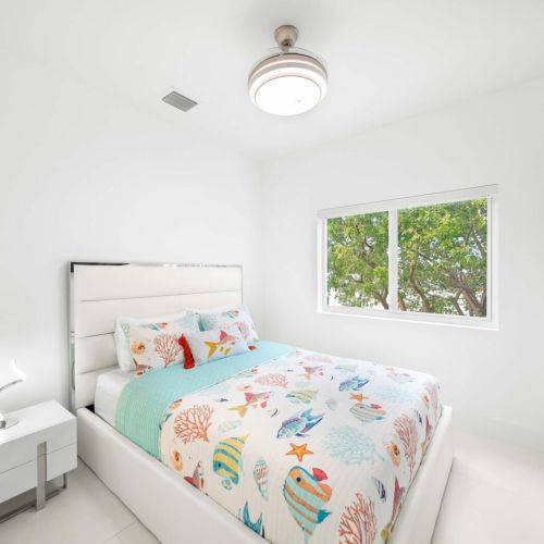 Escape to tranquility in this bright, coastal-inspired bedroom. Perfect for restful nights and refreshing mornings.