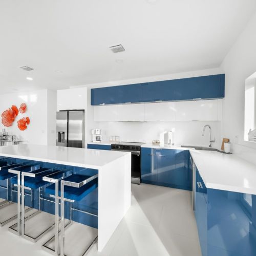 Bright blues and sleek finishes create a modern culinary oasis for stylish gatherings!