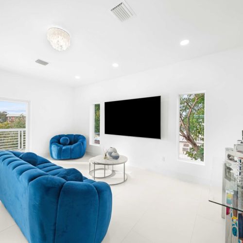 Dive into vibrant luxury! Stylish blue furniture and natural light create a refreshing retreat.