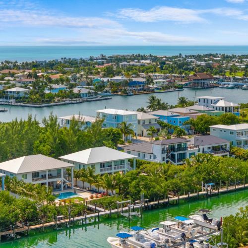 The view from above captures the heart of emerald oasis—lush privacy meets open water living. Set along a pristine canal just minutes from the ocean, it’s where sunrise coffee, sunset cruises, and every moment in between feel effortlessly tropical.