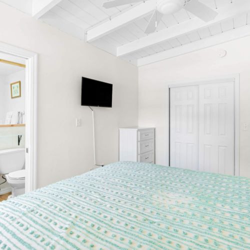 Unwind in our charming space featuring a comfy bed, a tv for movie nights, and a small bathroom that’s perfect for freshening up. Ideal for those looking to relax and recharge in style. Your little oasis awaits!