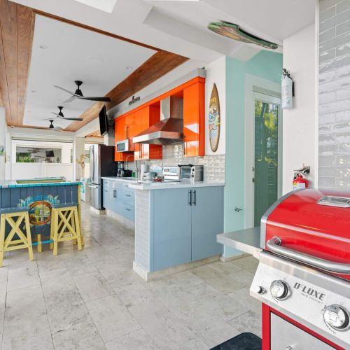 Step into this fabulous kitchen where culinary dreams come true! With a sleek stove and oven at your disposal, it's time to unleash your inner chef. Get ready to whip up delicious meals or bake sweet treats in style!