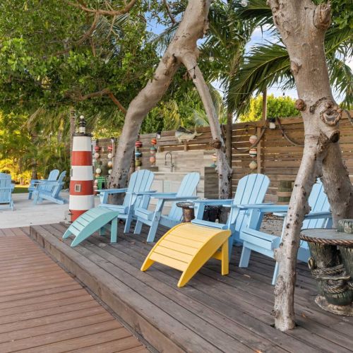 Enjoy your morning coffee or sunset cocktails with friends right here in this slice of paradise!