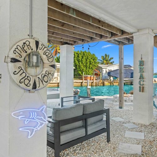 Enjoy serene waterside views from stylish seating amid tropical vibes!