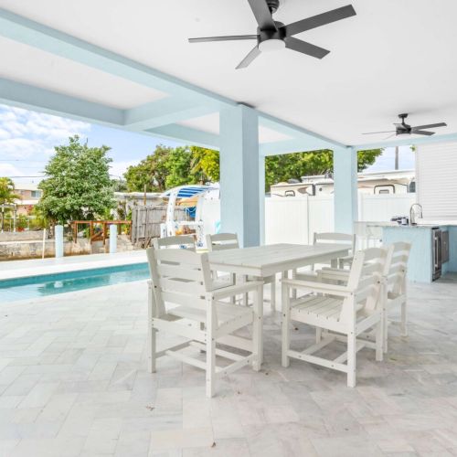 Open-air dining just steps from the pool. Gather the crew for grilled lunches, sunset dinners, or late-night laughs under the fans and soft keys breeze.