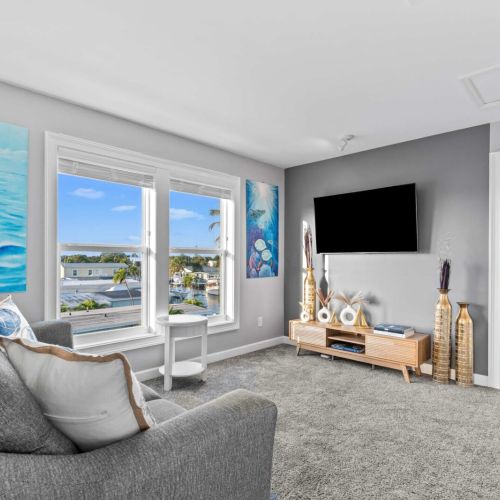 Bright space with stunning views, perfect for relaxation and entertainment!