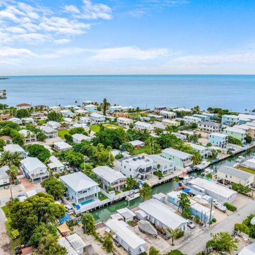 Aqua verde nestled perfectly along the turquoise stretch of the keys — ocean horizons, canals weaving through the neighborhood, and that unmistakable coastal calm. The view that reminds you why island time is the only time that matters.