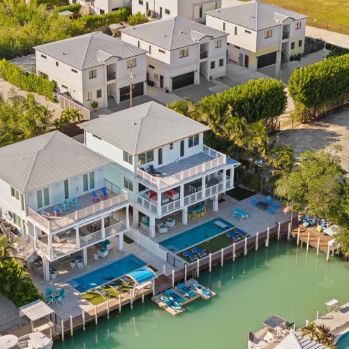 With breathtaking views, a refreshing pool, and all the amenities you need for the perfect getaway, your dream vacation awaits. Book your stay now and unwind in paradise!