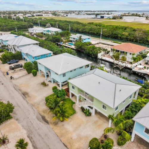The location: a quiet canal setting minutes from marathon's marinas and restaurants.
