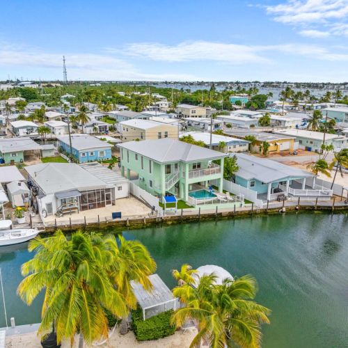 Perfect marathon location with canal access, nearby marinas, and the iconic seven mile bridge just moments away for your ultimate keys getaway.