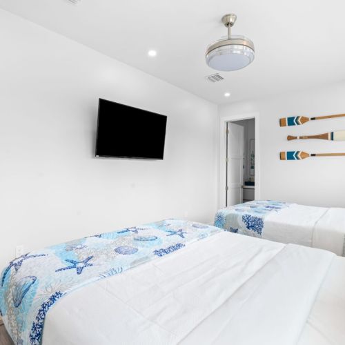 Transform your bedroom into a cozy retreat with not one, but two beds perfect for a good night's sleep! 🛏️🛏️