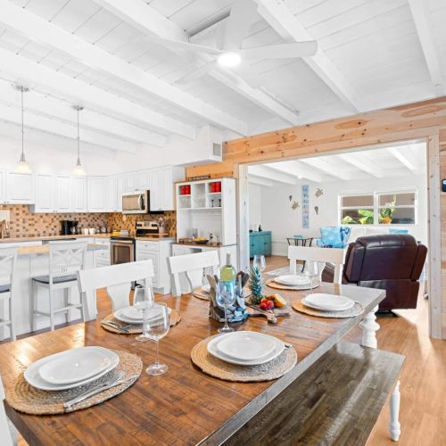 Step into our cozy kitchen where delicious meals and great memories are created! With a charming table perfect for gatherings, this is the heart of your home away from home. Make yourself at home and savor every moment in style!