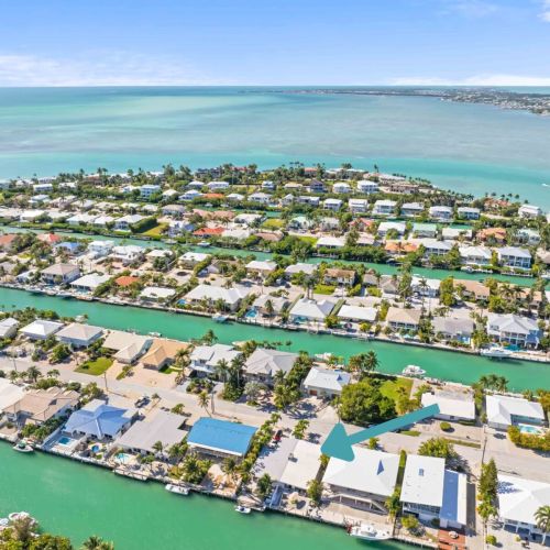 Whether you're lounging by the lake or exploring nearby attractions, this airbnb is your perfect vacation spot. Make unforgettable memories in this resort town paradise!