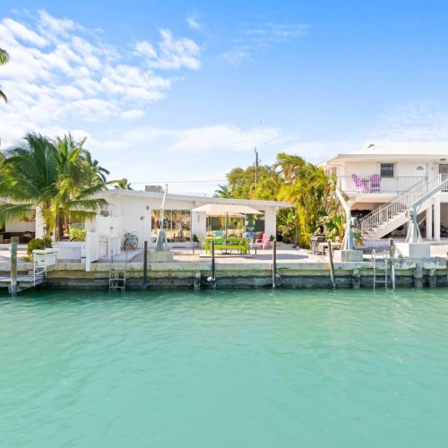 Enjoy sunny days by the water, surrounded by lush palm trees and resort-style vibes. It's time to unwind in paradise!