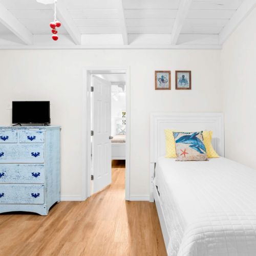 His charming room features a comfy bed and stylish dresser, perfect for unwinding after a day of adventure. Relax in chic surroundings that blend comfort and design – your home away from home awaits you!