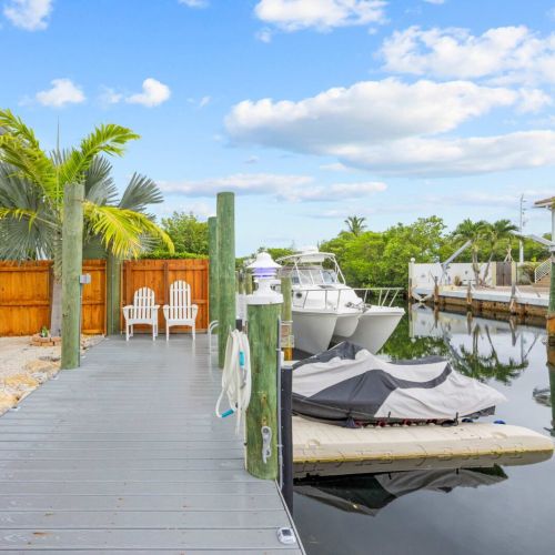 Private dock: tie up the boat, drop the jet ski, and head out from your own dock.