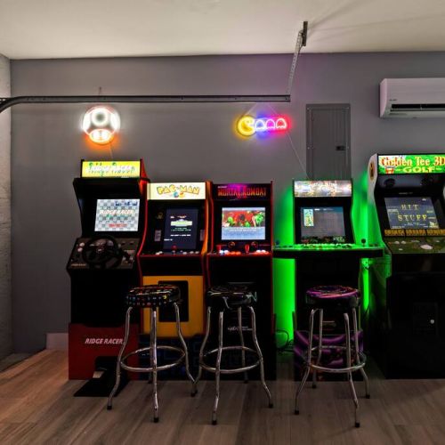 Alright, gamers! Can you set a high score on these classic arcades? Ridge racer, pac-man, mortal kombat, tmnt, and golden tee 3d for you to play at your leisure.