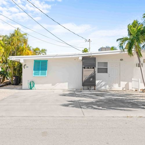 Escape to your tropical oasis! Picture yourself relaxing by the palm trees in this beautiful building. Your perfect getaway awaits!