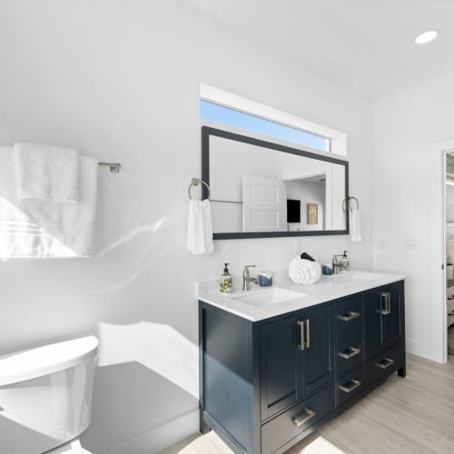 The double vanity allows you to get ready together.