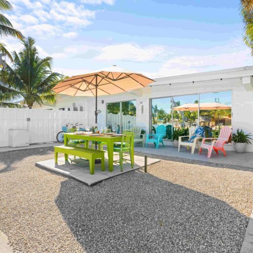 Step outside to our lovely patio where you can unwind at a table under the shade of swaying palm trees. Whether you're sipping coffee in the morning or enjoying a cool drink in the evening, it's the perfect spot to embrace vacation vibes.