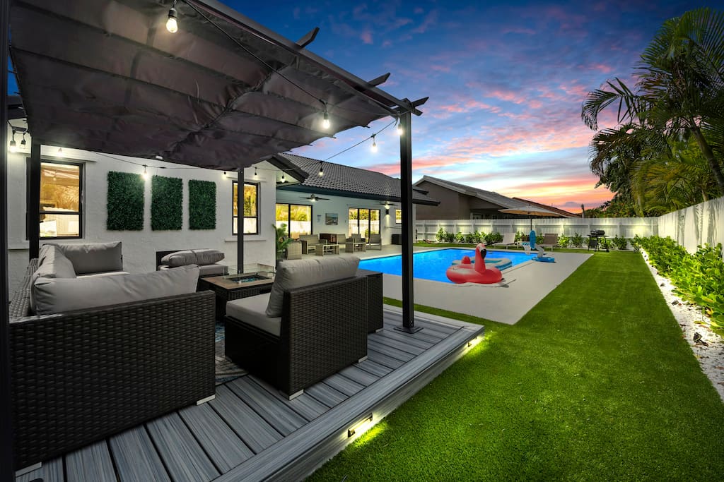 Miami valentine's day vacation rental: villa paradise outdoor garden and pool.