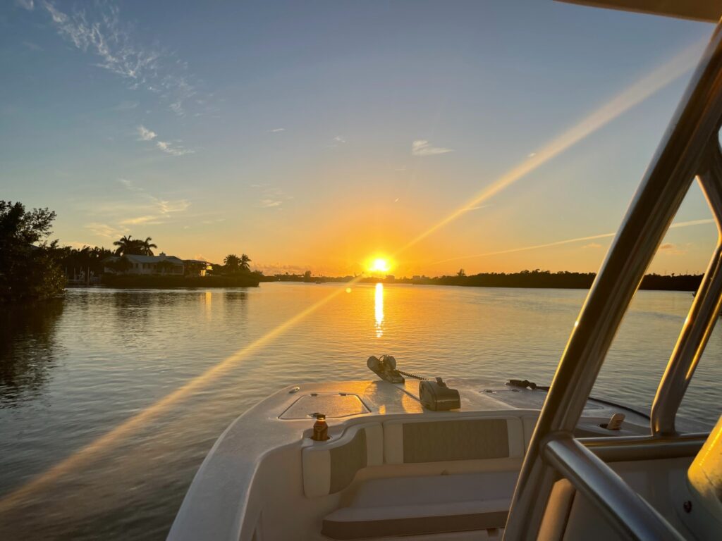 Where to watch the sunset in marathon fl | 7 stunning spots 7 A boat on the water with the sun setting behind it.